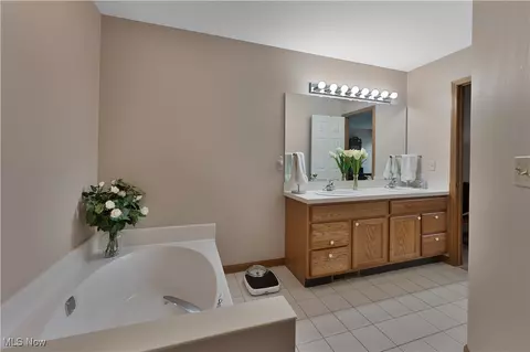 Bath - 7876 Walnut St #B, Boardman, OH 44512 photo 4 of 7