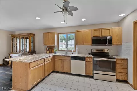 Kitchen - 7876 Walnut St #B, Boardman, OH 44512 photo 3 of 5