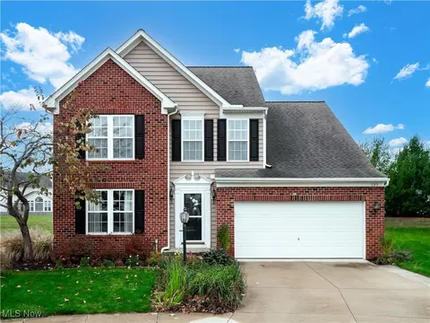 725 Jockeys Cir, Avon Lake, OH 44012