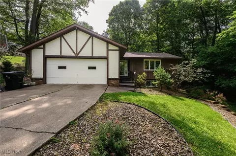 2436 Woodlawn Dr NW, Dover, OH 44622