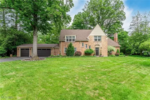7894 Oakhurst Cir, Brecksville, OH 44141