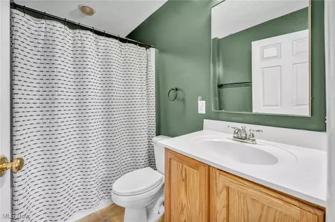 Bath - 103 Ledgestone Ct, Berea, OH 44017 photo 2 of 3