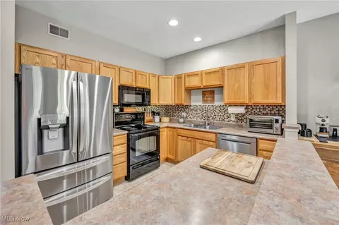 Kitchen - 103 Ledgestone Ct, Berea, OH 44017 photo 4 of 5