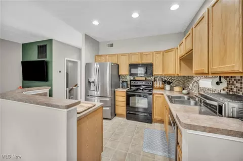 Kitchen - 103 Ledgestone Ct, Berea, OH 44017 photo 2 of 5