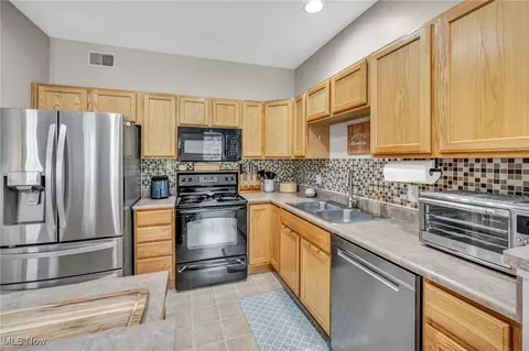 Kitchen - 103 Ledgestone Ct, Berea, OH 44017 photo 1 of 5