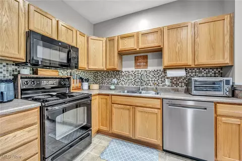 Kitchen - 103 Ledgestone Ct, Berea, OH 44017 photo 3 of 5