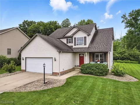 10450 Carrousel Woods Dr, New Middletown, OH 44442