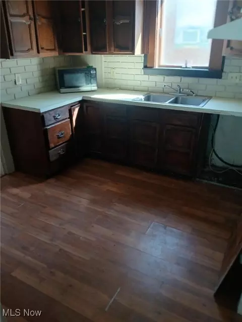Entry Way - 1954 Everett Ave, Youngstown, OH 44514 photo 2 of 2
