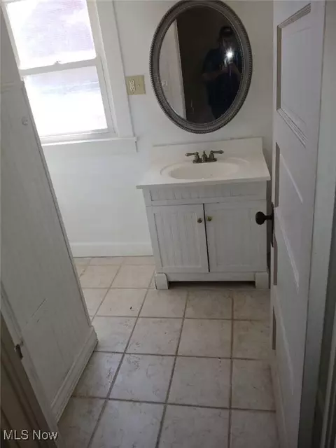 Bath - 1954 Everett Ave, Youngstown, OH 44514 photo 1 of 3