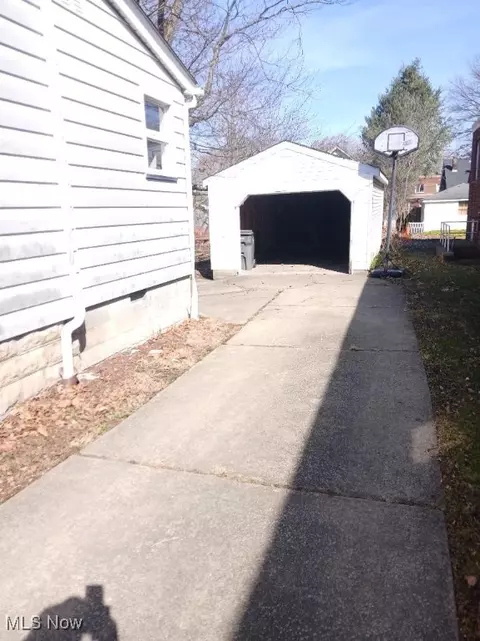 Entry Way - 1954 Everett Ave, Youngstown, OH 44514 photo 1 of 2
