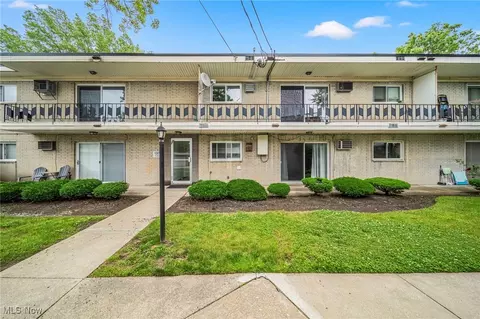1372 Golden Gate Blvd, Mayfield Heights, OH 44124