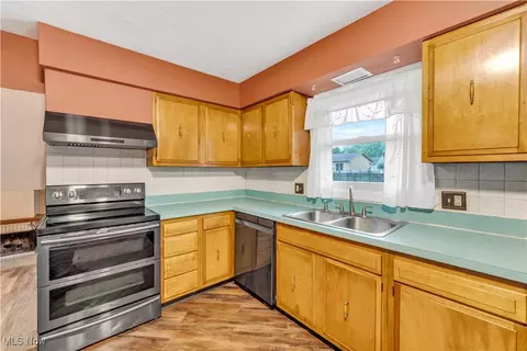 931 Howard St, Elyria, OH 44035 photo 11