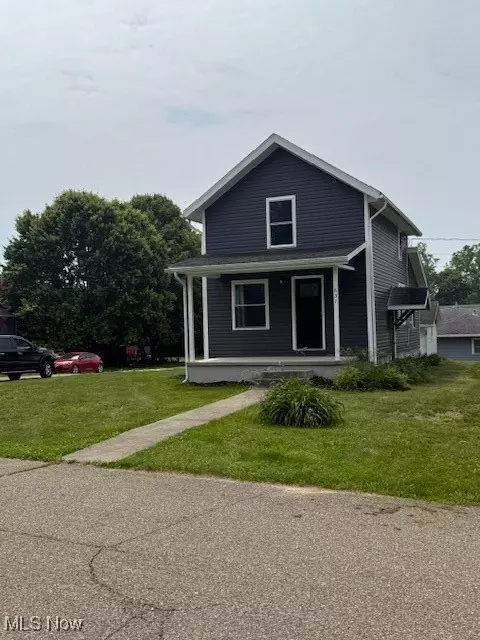 637 Maple St, Newcomerstown, OH 43832