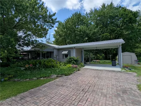 1574 Manchester St, Lake Milton, OH 44429