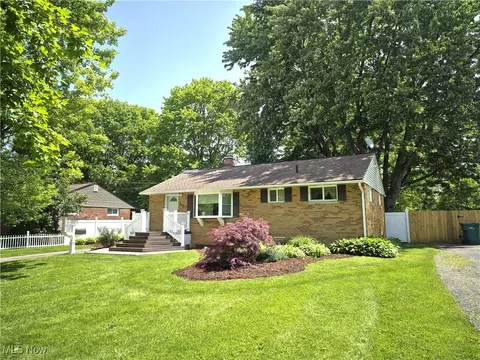 307 Cynthia Dr, Chardon, OH 44024