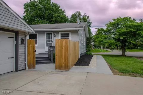 Exterior - 2104 Hackberry St, Akron, OH 44301 photo 5 of 9