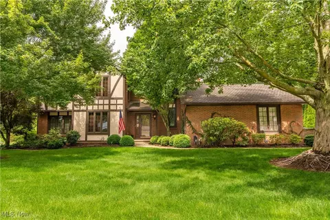 221 Winston Ave NE, North Canton, OH 44720