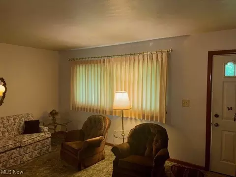 Living - 1527 Difford, Niles, OH 44446 photo 2 of 3