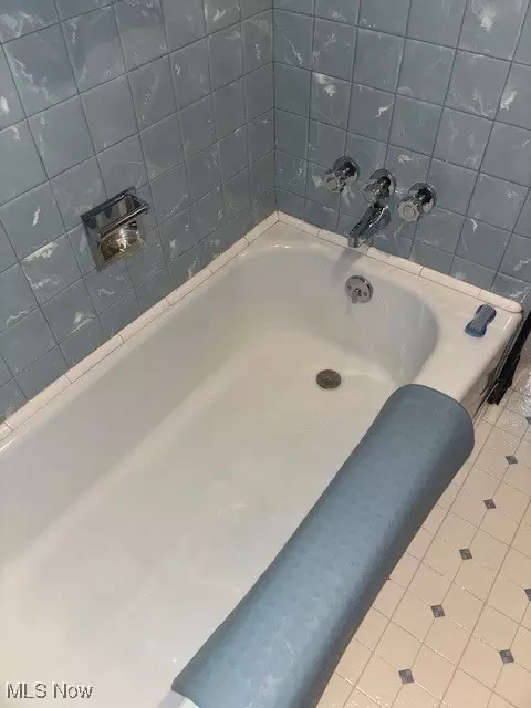 Bath - 1527 Difford, Niles, OH 44446 photo 2 of 4