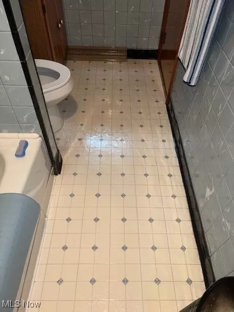 Entry Way - 1527 Difford, Niles, OH 44446 photo 1 of 1
