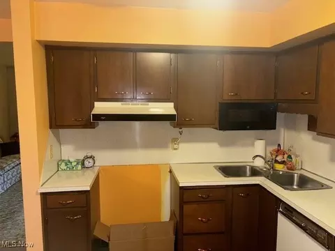 Kitchen - 1527 Difford, Niles, OH 44446 photo 1 of 3