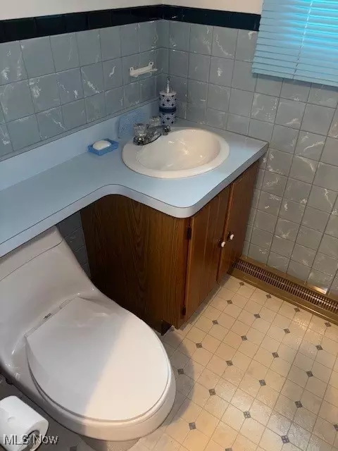Bath - 1527 Difford, Niles, OH 44446 photo 3 of 4