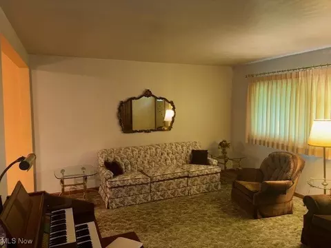Living - 1527 Difford, Niles, OH 44446 photo 1 of 3