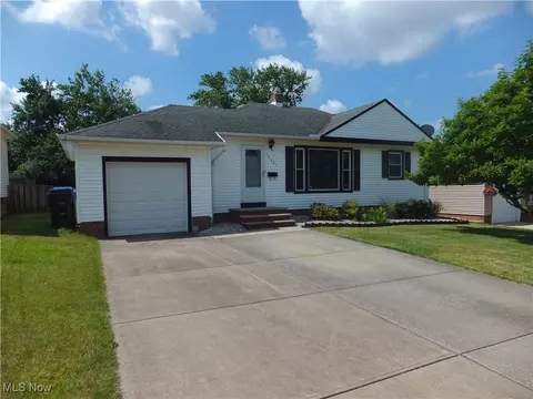 13621 Bellbrook Dr, Brook Park, OH 44142