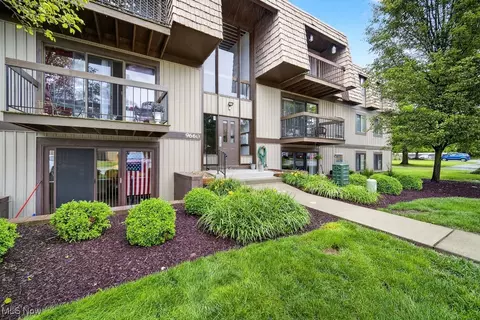 9660 Cove Dr #F-20, North Royalton, OH 44133