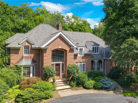 860 W Hill Dr, Gates Mills, OH 44040