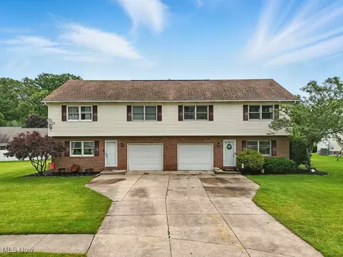565-567 Stone Creek Dr, Tallmadge, OH 44278
