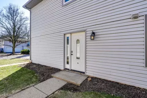 2401 Island Dr #20D, Uniontown, OH 44685