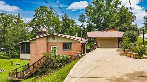 1047 Lakewood Cir, Washington, WV 26181