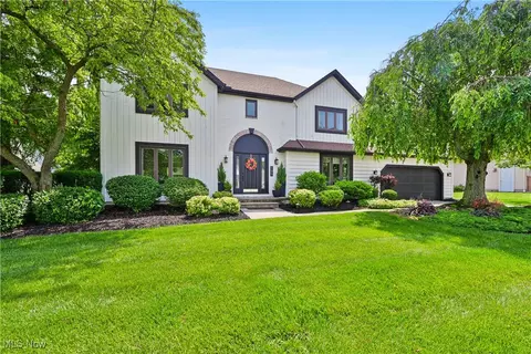 195 Sleepy Hollow Dr, Amherst, OH 44001