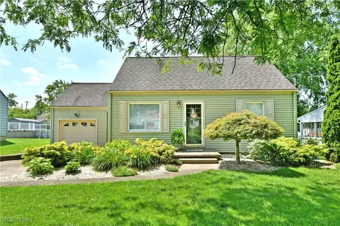 437 Hazel St, Girard, OH 44420