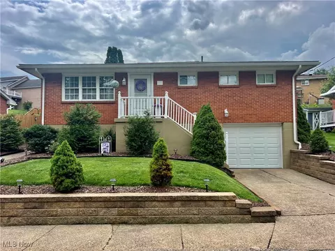 206 Crystal Ln, Weirton, WV 26062