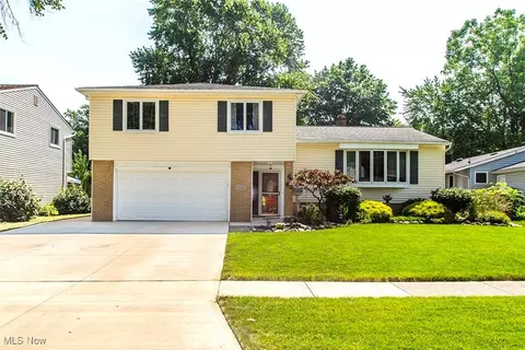 556 Louis Dr, Berea, OH 44017