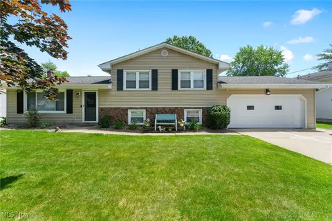149 Country Green Dr, Austintown, OH 44515