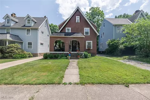 927 Roanoke Rd, Cleveland Heights, OH 44121