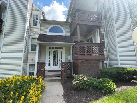 1304 Cedarwood Dr #D2, Westlake, OH 44145