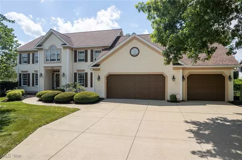 302 Brookpoint Cir, Wadsworth, OH 44281