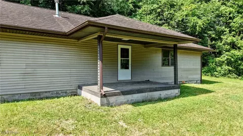 6716 SE Tracy Rd, Uhrichsville, OH 44683