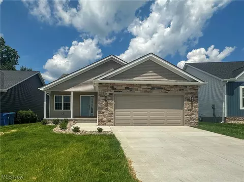 260 Potters Cir, Girard, OH 44420