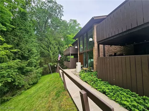 6830 Carriage Hill Dr #D33, Brecksville, OH 44141