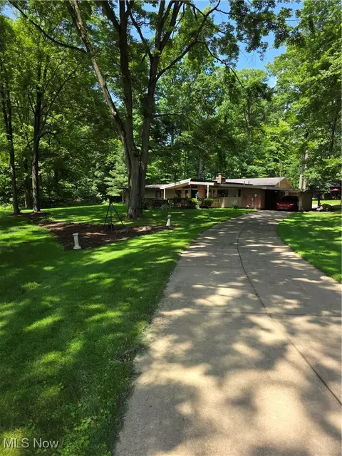 2133 Silver Fox Ln NE, Warren, OH 44484