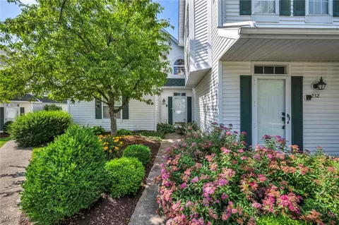 254 Vista Cir, North Olmsted, OH 44070