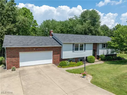 9830 Lawnridge St NE, Bolivar, OH 44612