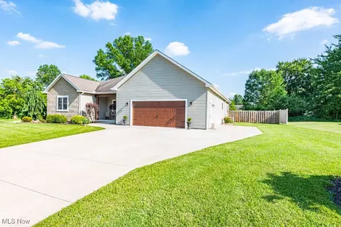 2692 Aspen Dr, Girard, OH 44420