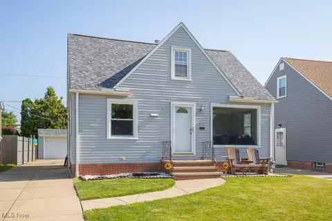 8122 Newport Ave, Parma, OH 44129