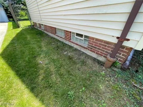 917 E 214th St, Euclid, OH 44119 photo 5
